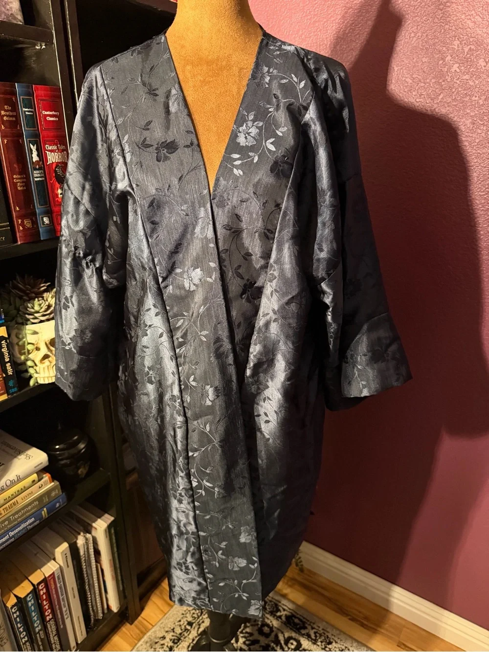 Vtg Women's black brocade Floral Satin-like Robe